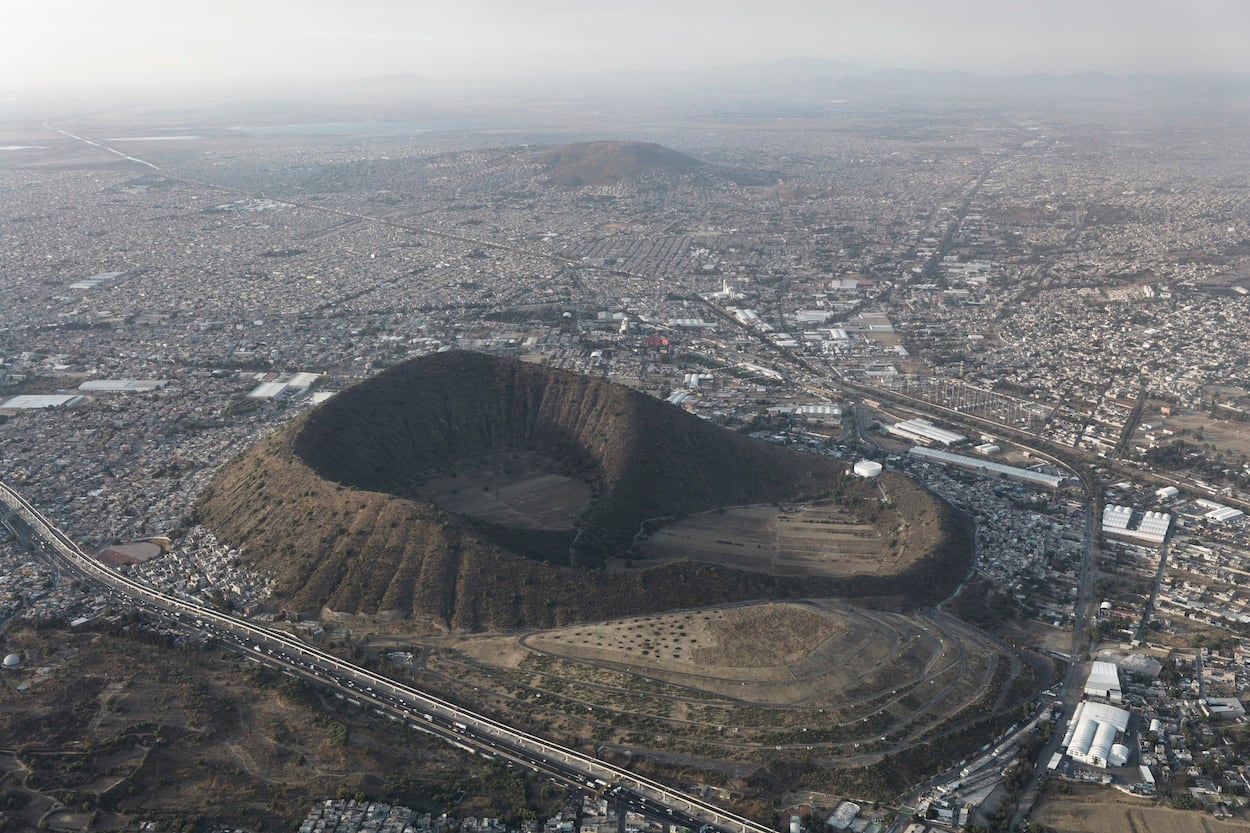 La exposición “Patrimonio. Agua y Fuego” de Santiago Arau muestra a la CDMX a través de imágenes que mezclan paisaje, memoria e identidad.