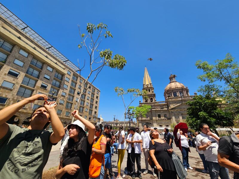 Personas se reunieron para apreciar el evento astronómico de este 8 de abril. (Publimetro)