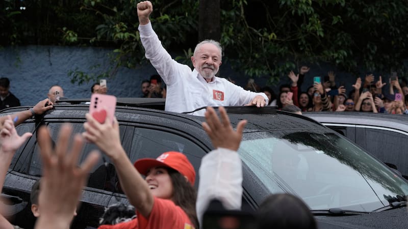 El presidente Luiz Inácio Lula da Silva, quien busca la reelección, sale de un centro de votación tras emitir su voto en la segunda vuelta de las elecciones presidenciales en São Bernardo do Campo, Brasil, el domingo 25 de octubre de 2026. (Foto AP/Natacha Pisarenko)