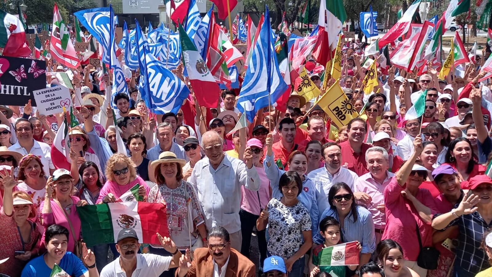 La gente congregada frente al teatro Lucila Sabella estaba muy emocionada.