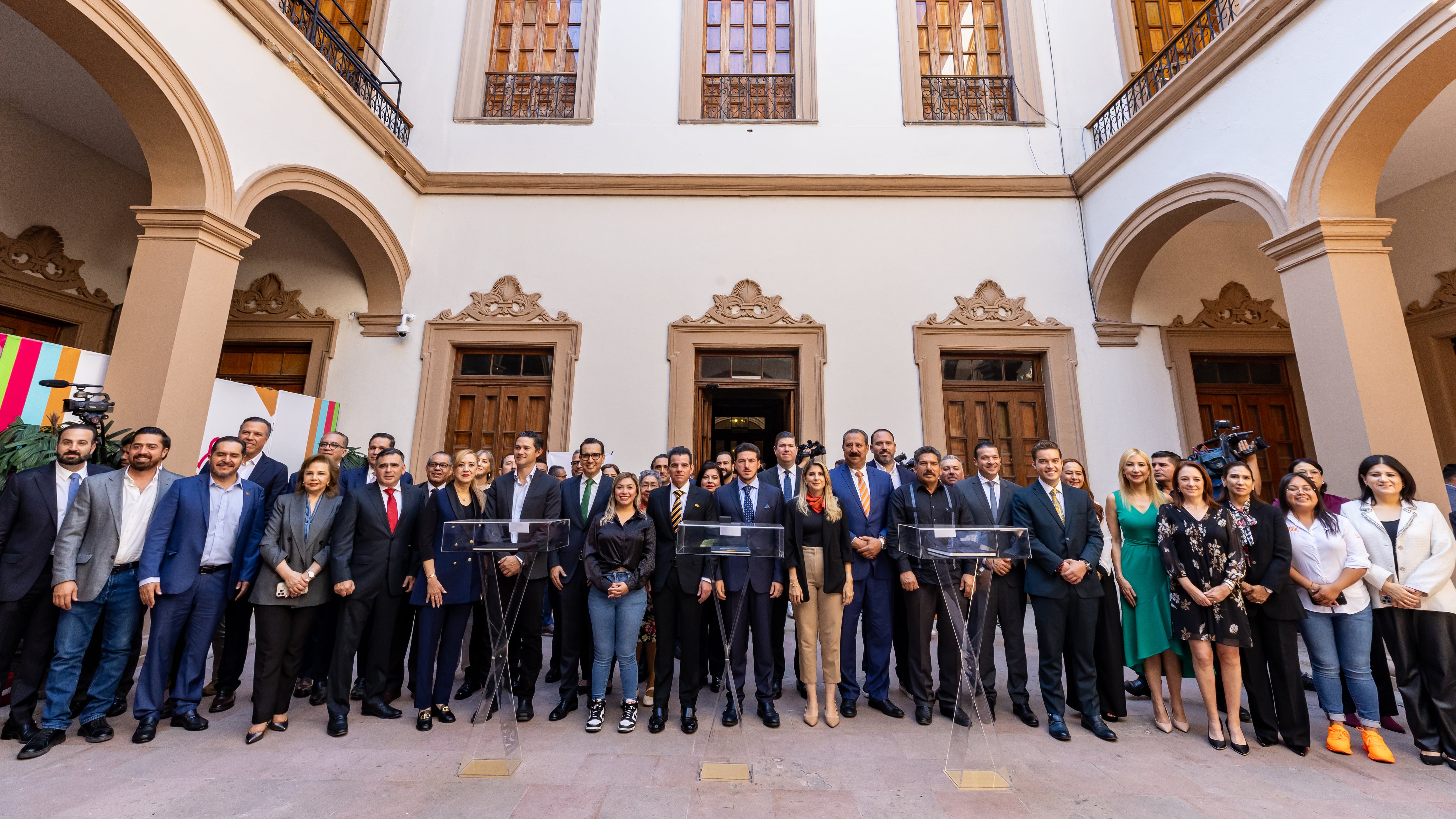 La ceremonia protocolaria se realizó en el recinto del Antiguo Congreso del Estado, en Palacio de Gobierno.