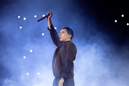 Milo J llega a casi 100 mil fans con emotivo concierto en CDMX y rompe el internet