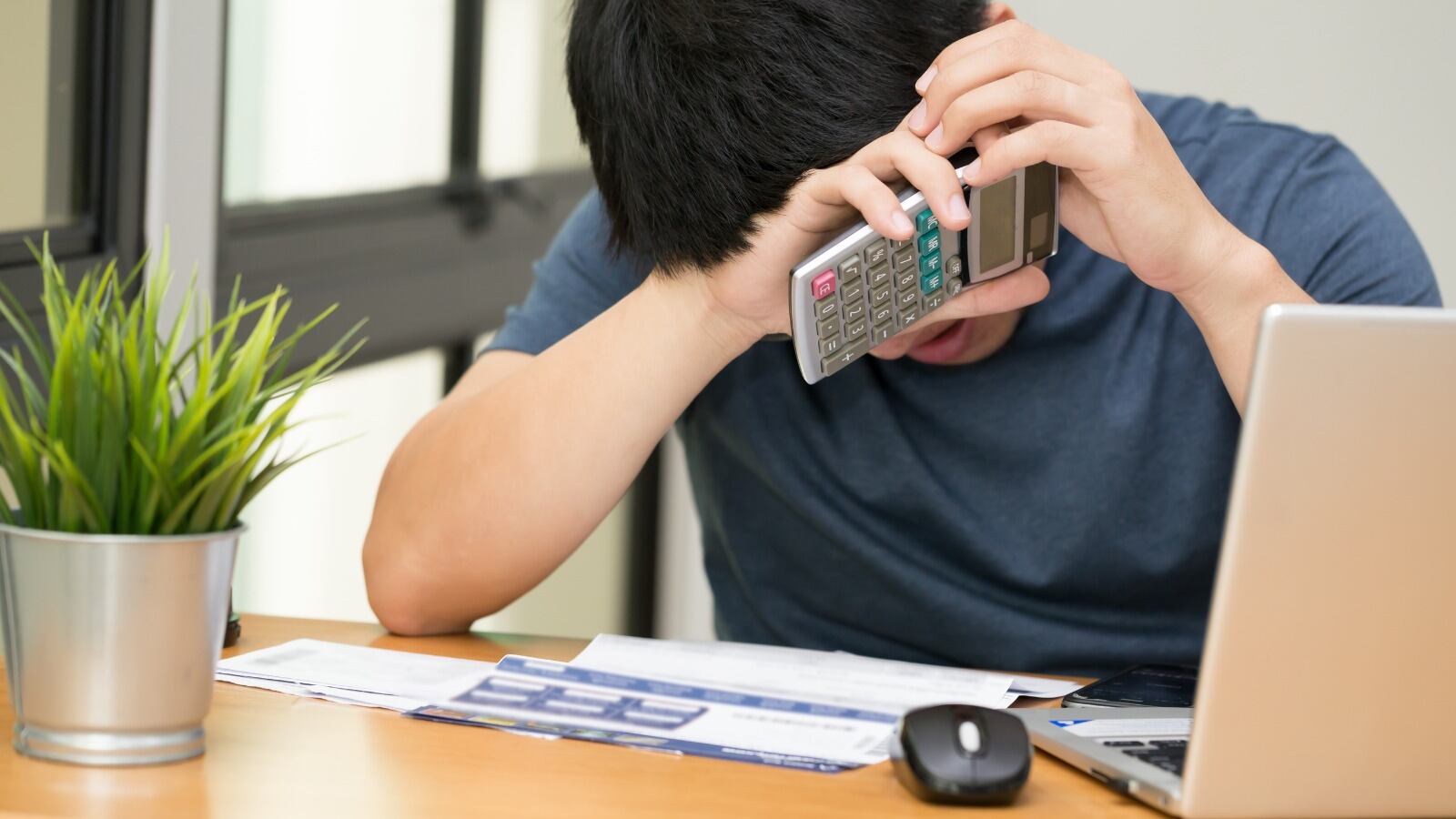 Hay un problema de ingresos, pero también la gente aparenta lo que no es; fondearse con la tarjeta de crédito inevitablemente llevará a los usuarios a la ruina, sentencia.