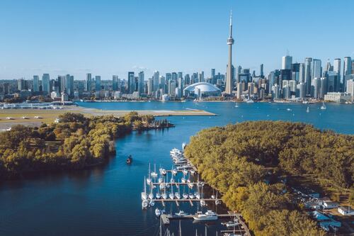 Aventuras al aire libre y delicias gastronómicas te esperan en Toronto
