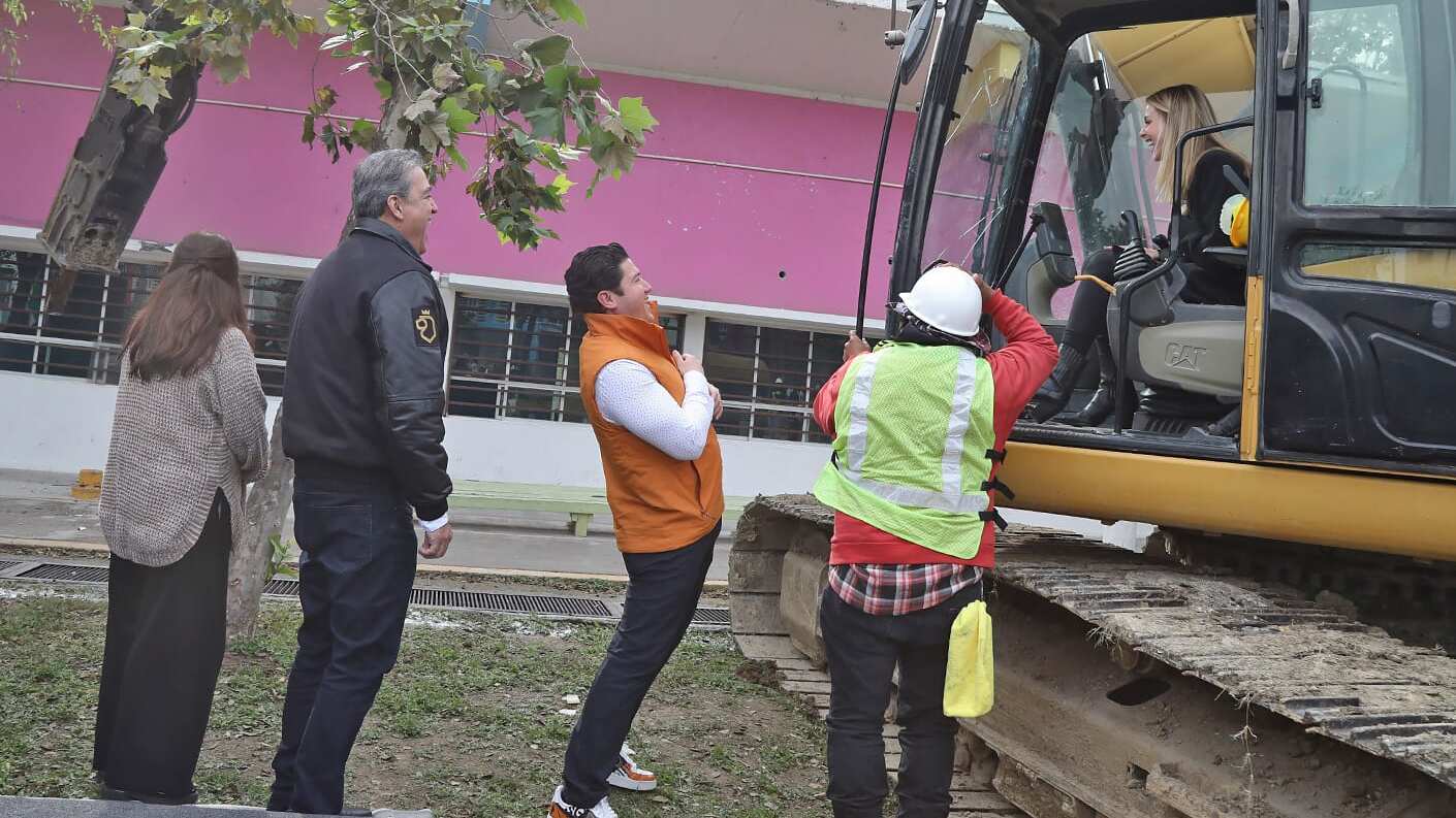 Mariana Rodríguez y Samuel García estuvieron en los trabajos de demolición y construcción de Villas Bebés en el DIF Capullos.