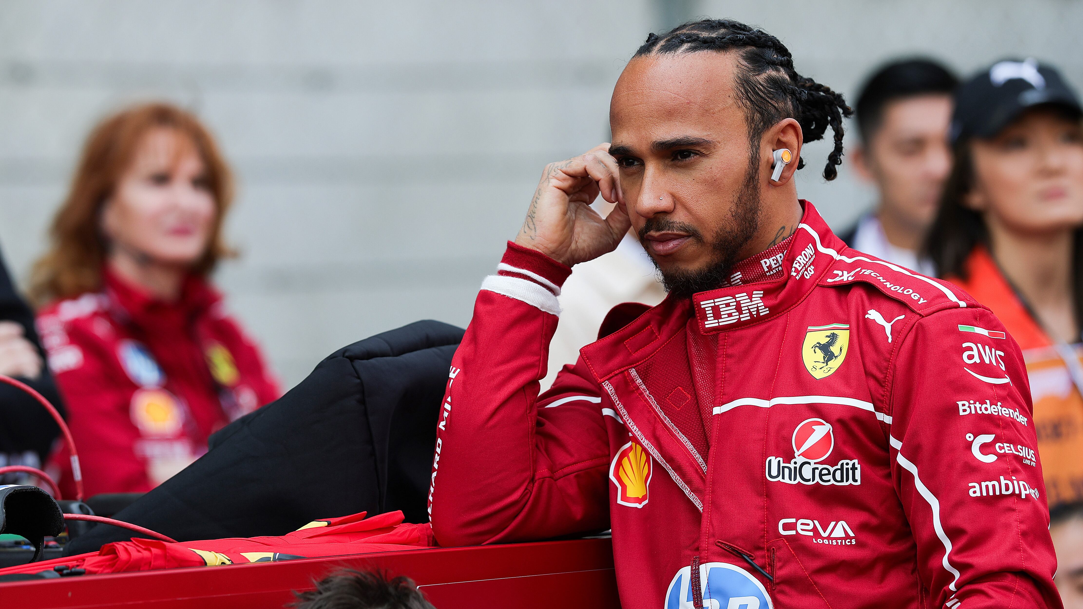Ferrari fue blanco de críticas por descalificación de Lewis Hamilton.