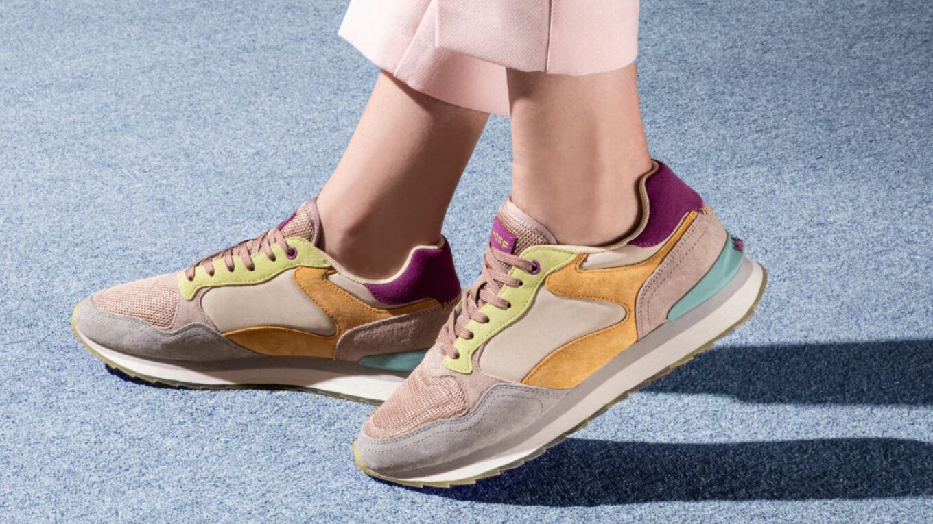 Estos tenis se convirtieron en un elemento distintivo en el mundo de la moda, gracias a sus originales suelas y su inconfundible estilo.