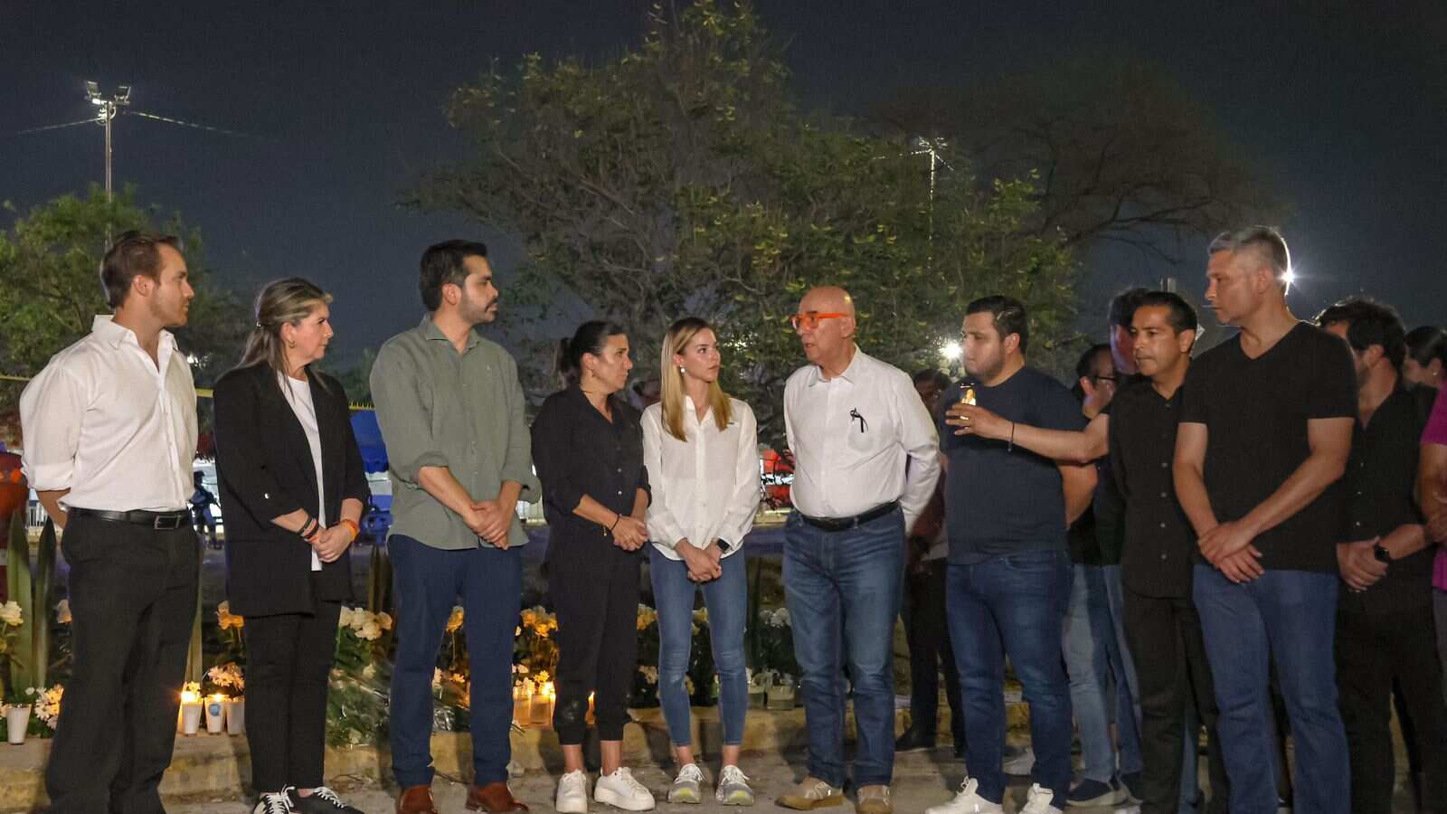 Los emecistas mostraron su respeto por las personas que perdieron la vida la noche del miércoles.