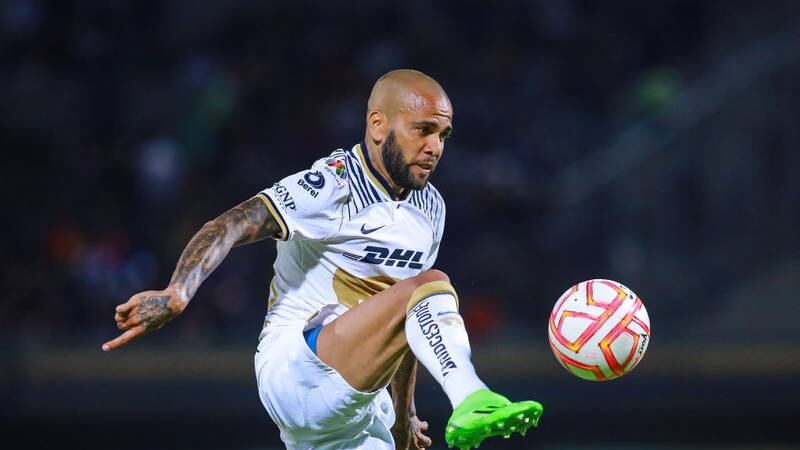 Pumas podría rescindir el contrato de Dani Alves de ser declarado culpable.