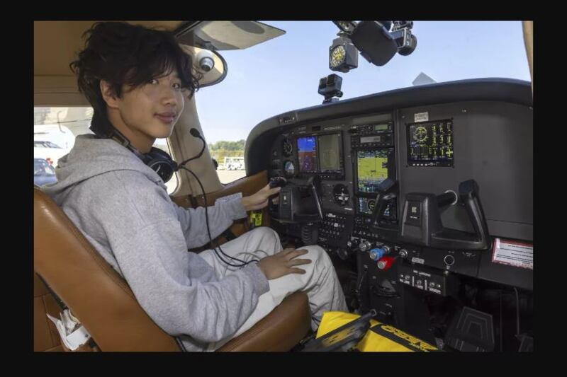 El piloto estadounidense Ethan Guo posa para una fotografía en Ginebra, Suiza, el 6 de agosto de 2024. | Foto: Salvatore Di Nolfi / Associated Press.