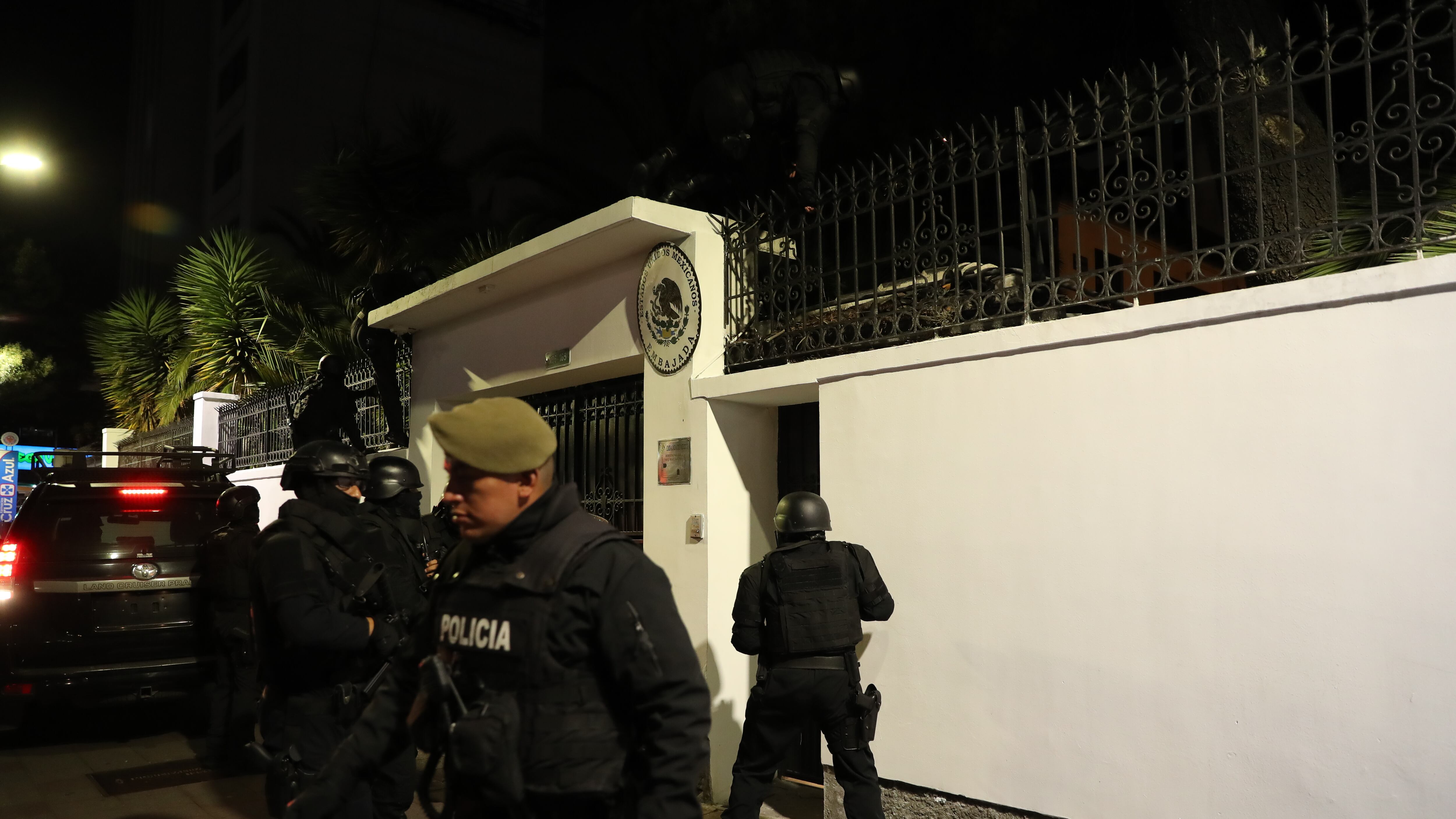 Integrantes de un cuerpo élite de la Policía ecuatoriana irrumpen en la Embajada de México para detener al exvicepresidente Jorge Glas