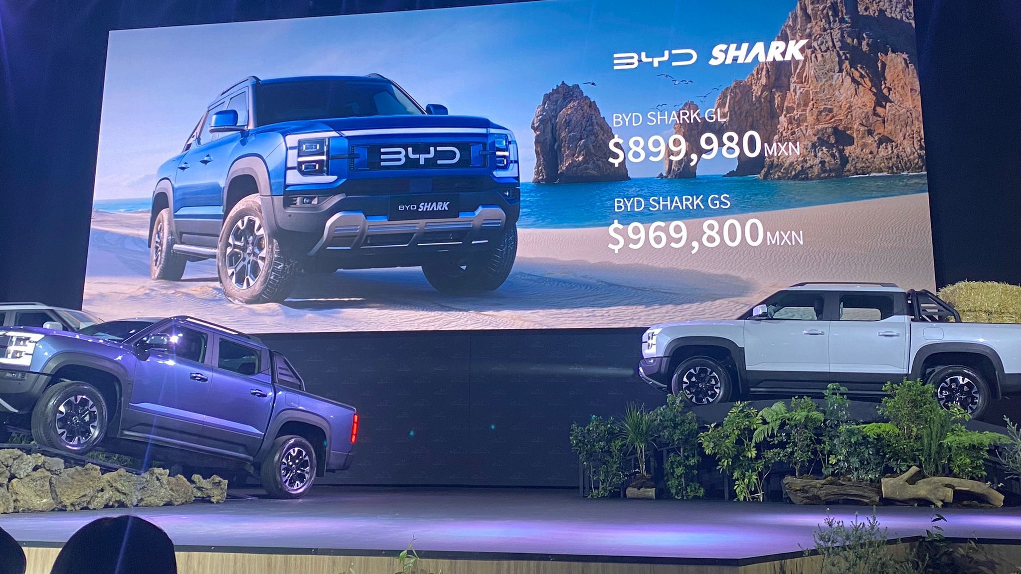 Entre otras monerías, la pickup SHARK presume un sistema de karaokee a bordo.