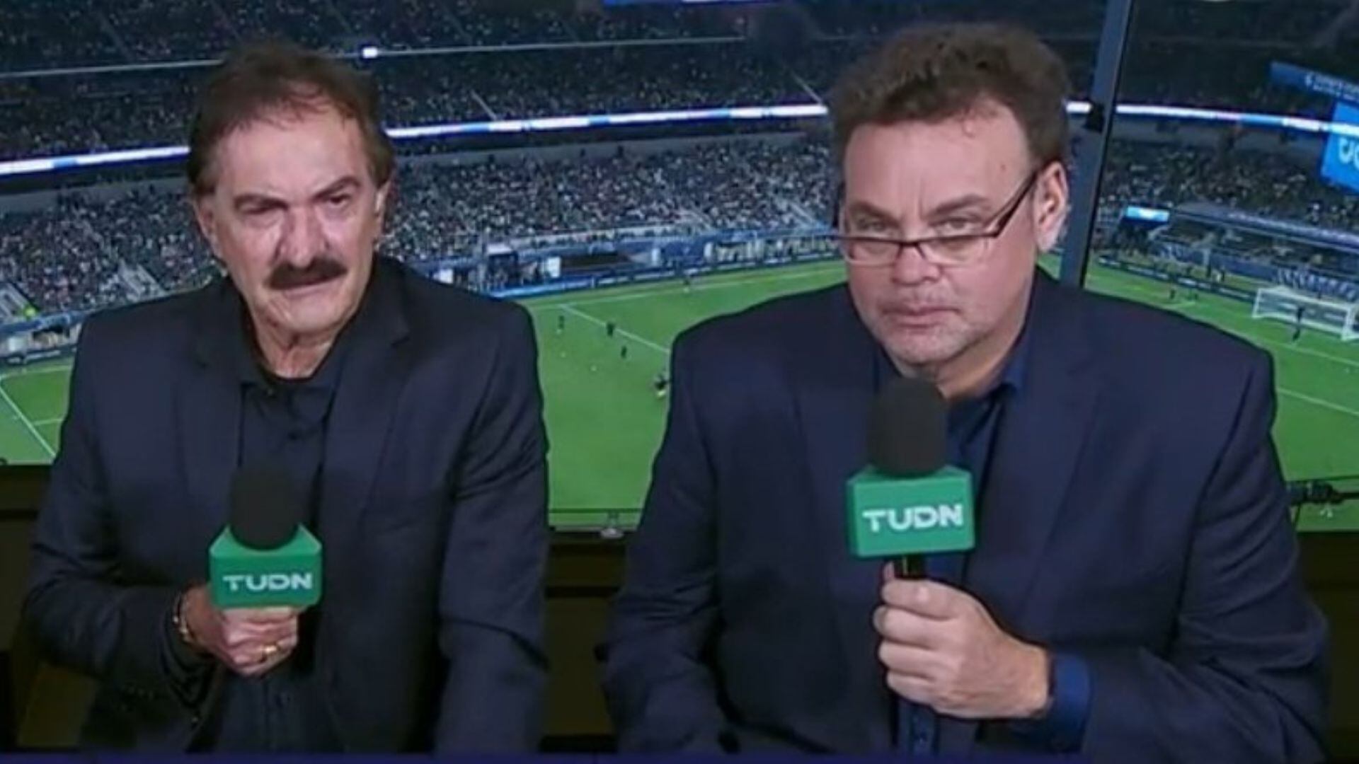 Ricardo LaVolpe bromeó a David Faitelson durante el partido de Brasil y Paraguay. Imagen: especial.