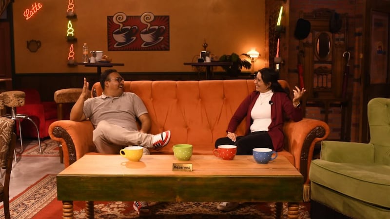 Desde el departamento de Monica hasta el icónico sofá de Central Perk, The FRIENDS Experience llegó a la CDMX con escenarios idénticos a la serie y momentos perfectos para fotos inolvidables