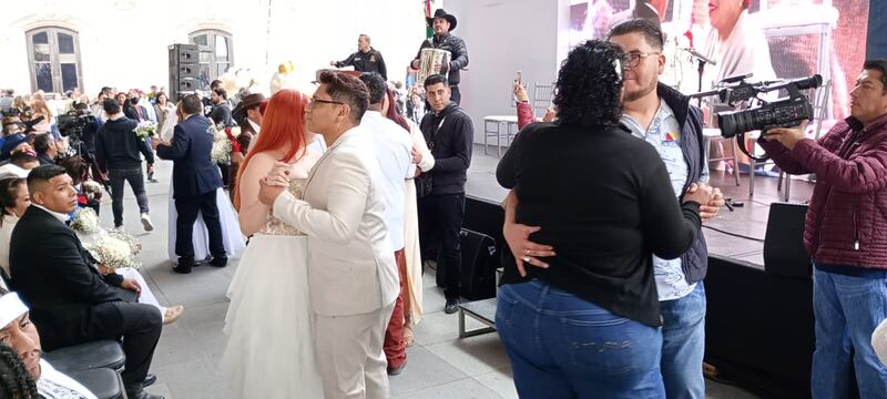 Los contrayentes se pusieron a bailar al ritmo del grupo Los Faraones.