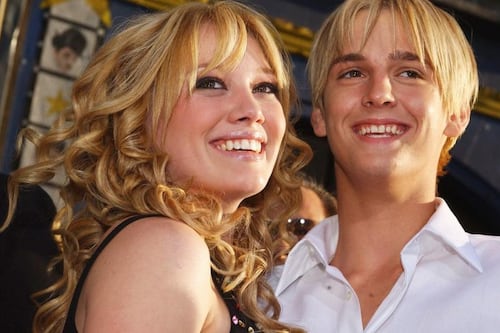 Hilary Duff luce desconsolada en su primera aparición en público tras la muerte de su exnovio, Aaron Carter