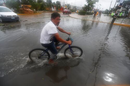 Huracán Nora amenaza a Baja California y Jalisco; prevén lluvias y deslaves