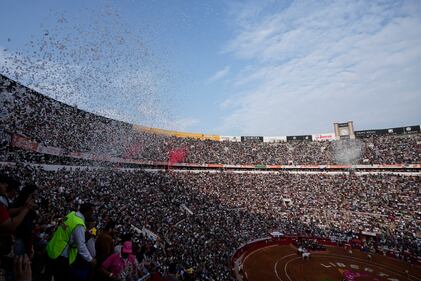 Con lleno total se reanudaron las actividades de la Fiesta Brava en la Monumental Plaza de Toros México.