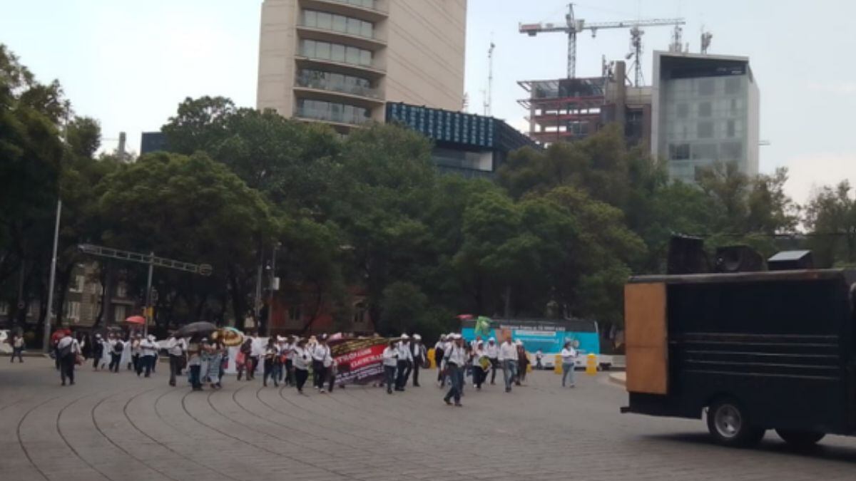 Marcha jubilados y pensionados sobre PAseo de la Reforma.