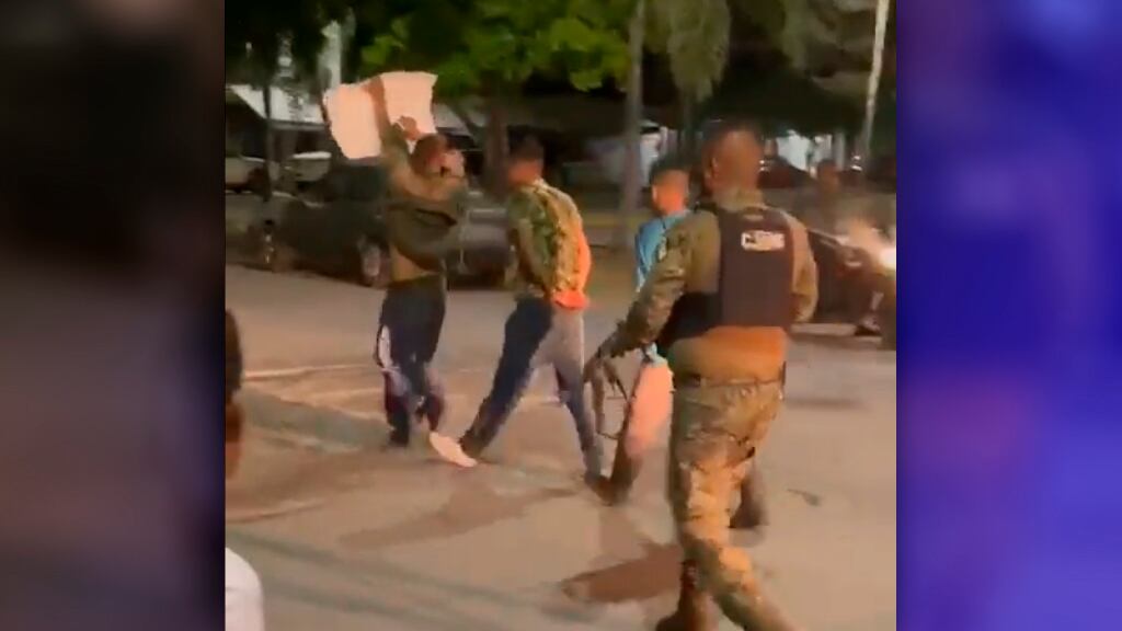 De momento, las autoridades no se ha pronunciado por este incidente ocurrido en las principales calles de Ocotlán.