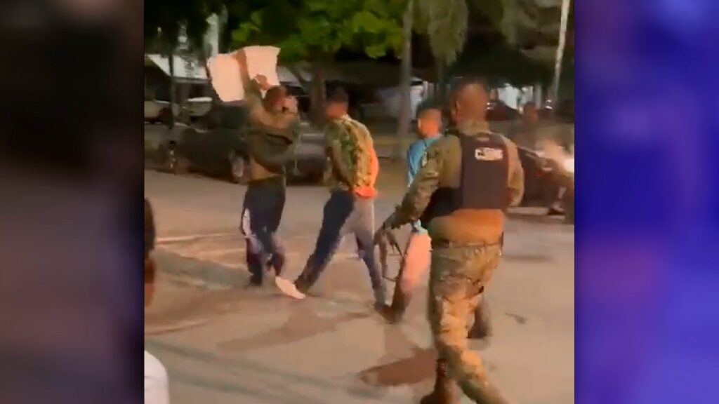 De momento, las autoridades no se ha pronunciado por este incidente ocurrido en las principales calles de Ocotlán.