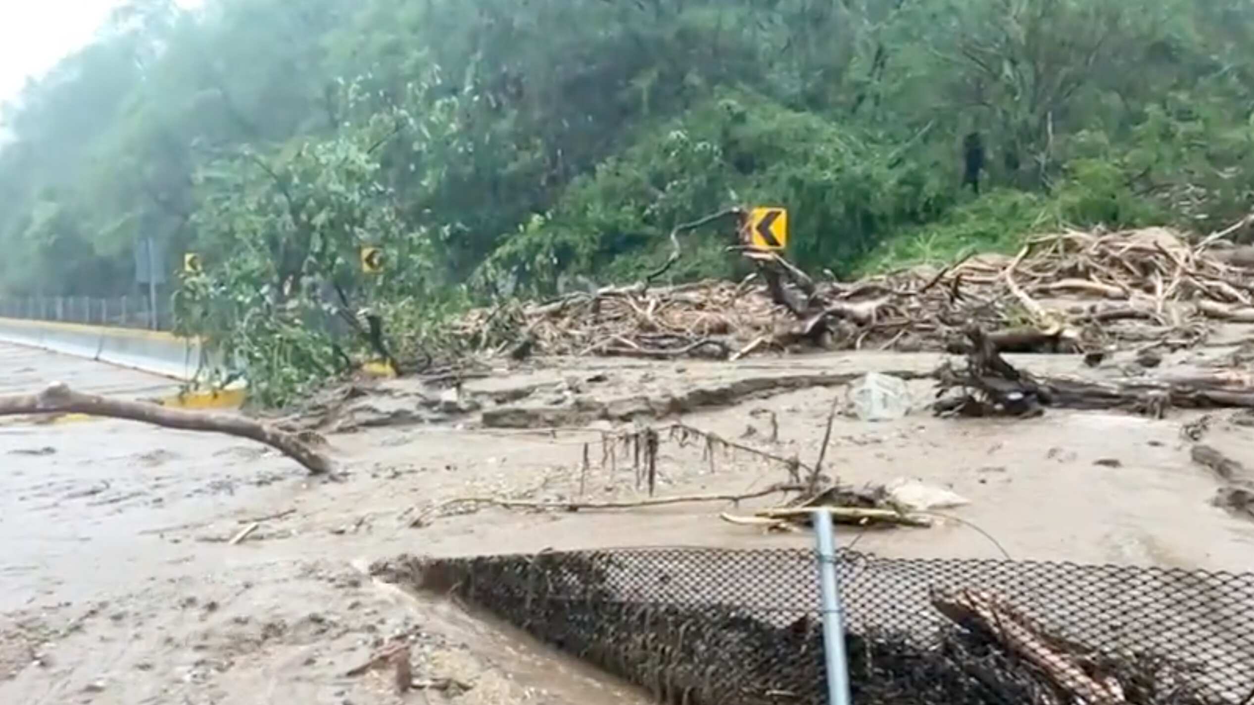 Los deslaves provocaron el cierre de la carretera que conecta a Cuernavaca con Acapulco. (Especial)