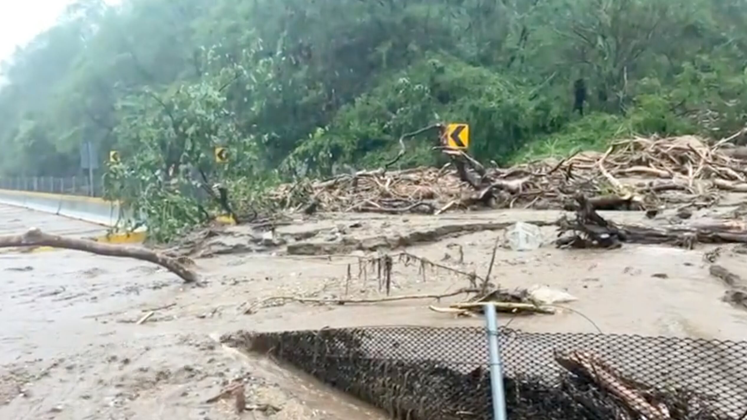 Los deslaves provocaron el cierre de la carretera que conecta a Cuernavaca con Acapulco. (Especial)
