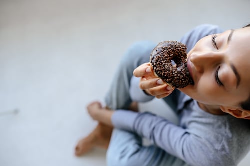 Maridaje con las donas más chocolatosas junto a un café frío para estos días de calor