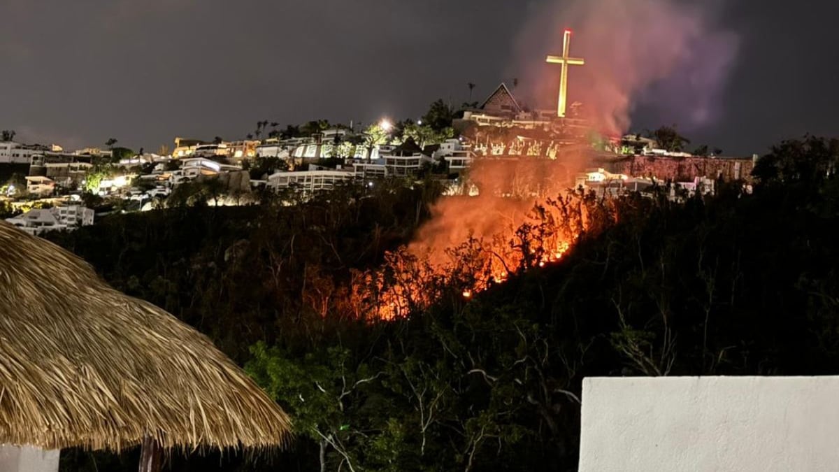 Fuegos artificiales provocan incendio en cerro de Las Brisas, Acapulco