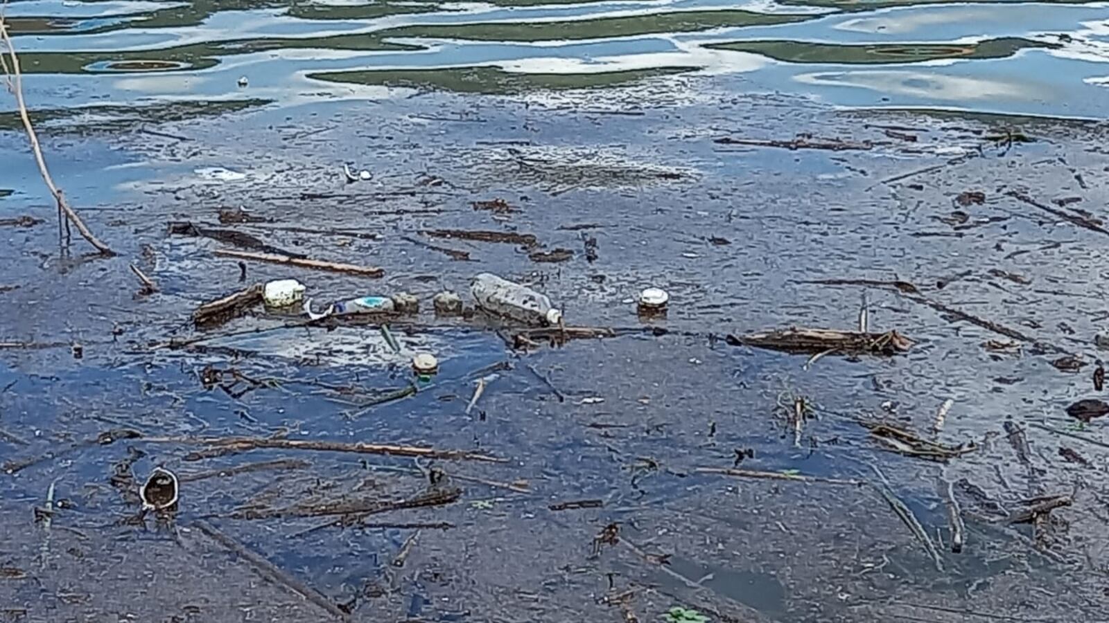 En algunas áreas de la presa sólo hay agua lodosa
