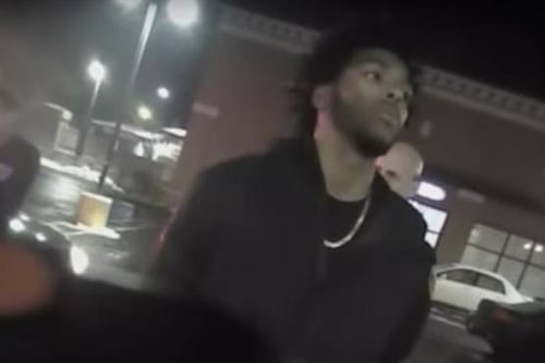 VIDEO: Policía le da descargas eléctricas a jugador afroamericano de la NBA