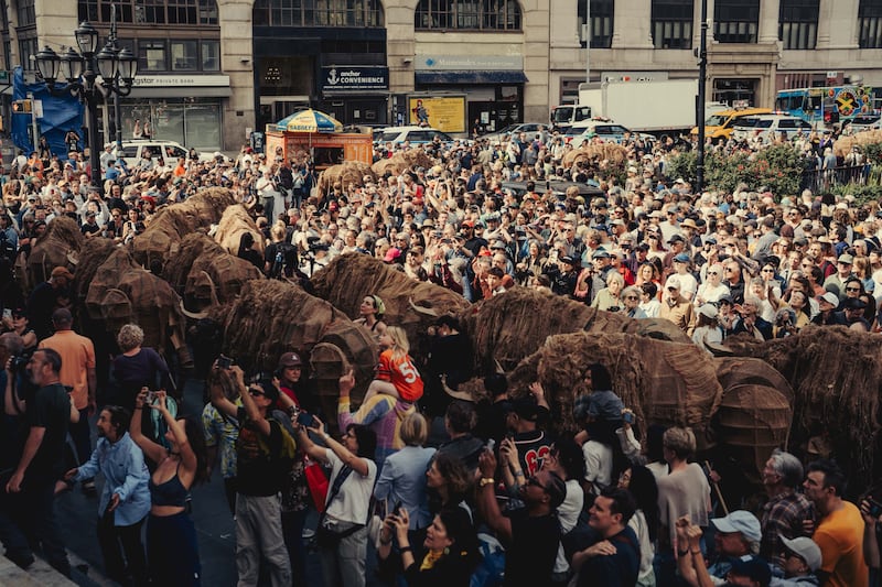 Una manada de 40 marionetas gigantes recorrió Nueva York para recordar la historia indígena y reivindicar la recuperación cultural del búfalo. Foto: The Herds.