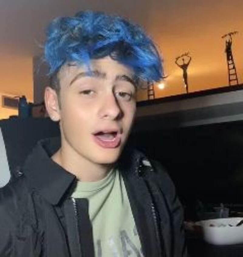 Hijo de Érika Buenfil presume radical cambio de look en TikTok