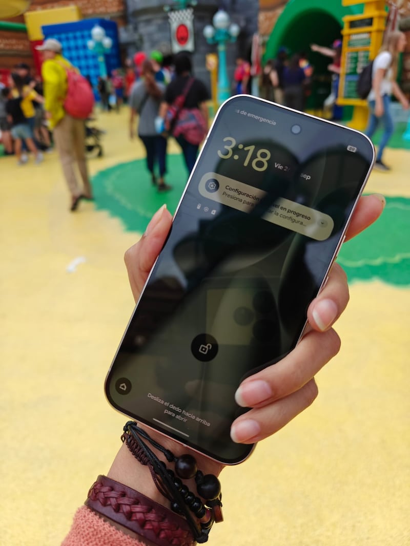 Probamos el nuevo Google Pixel 10 Pro entre luces tenebrosas, monstruos y niebla en Universal Studios Hollywood