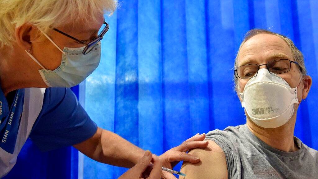 Europa: planea que 70% de adultos tengan vacuna este mes