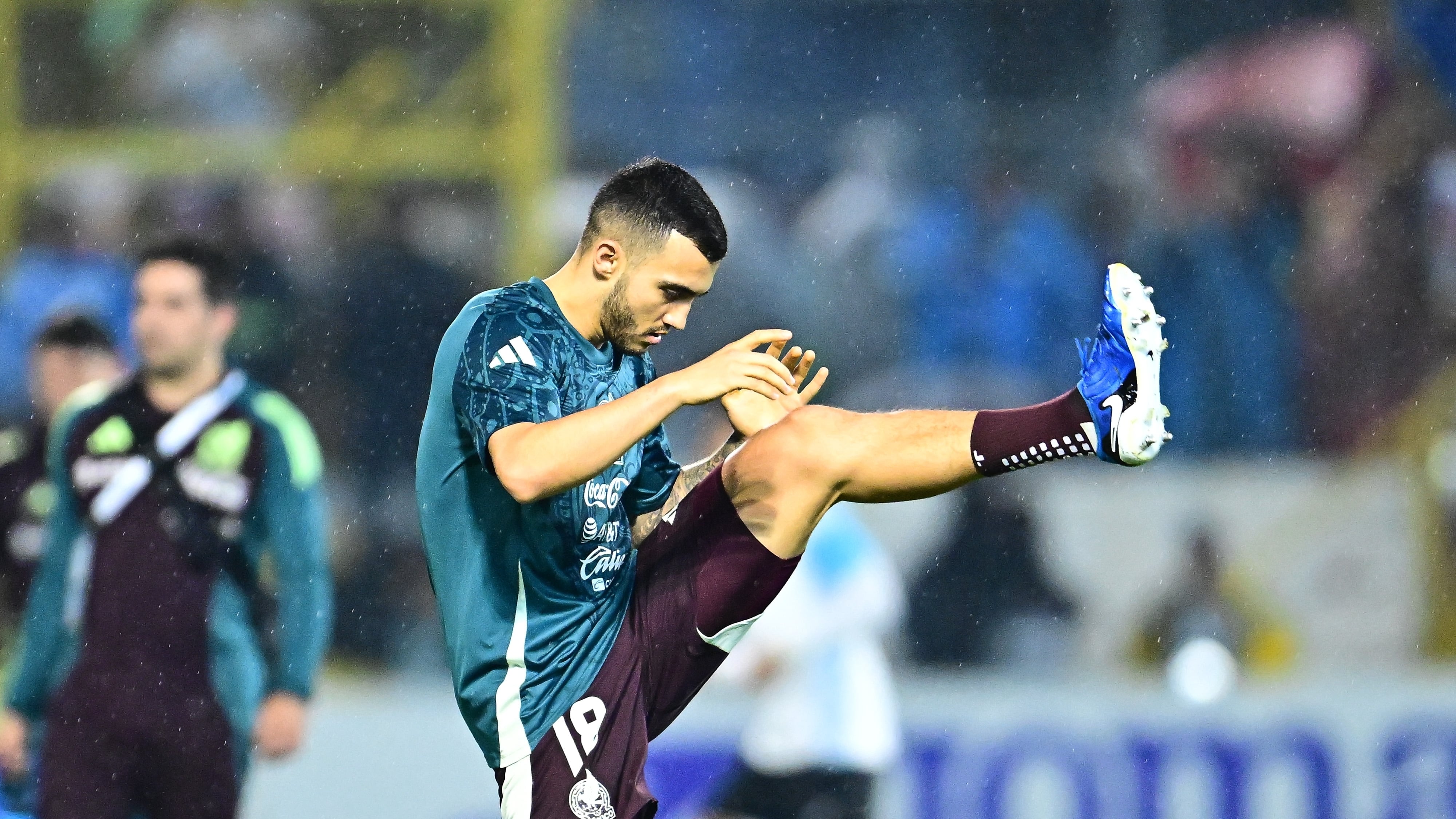 Luis Chávez es de los futbolistas que se juegan su boleto al Mundial.