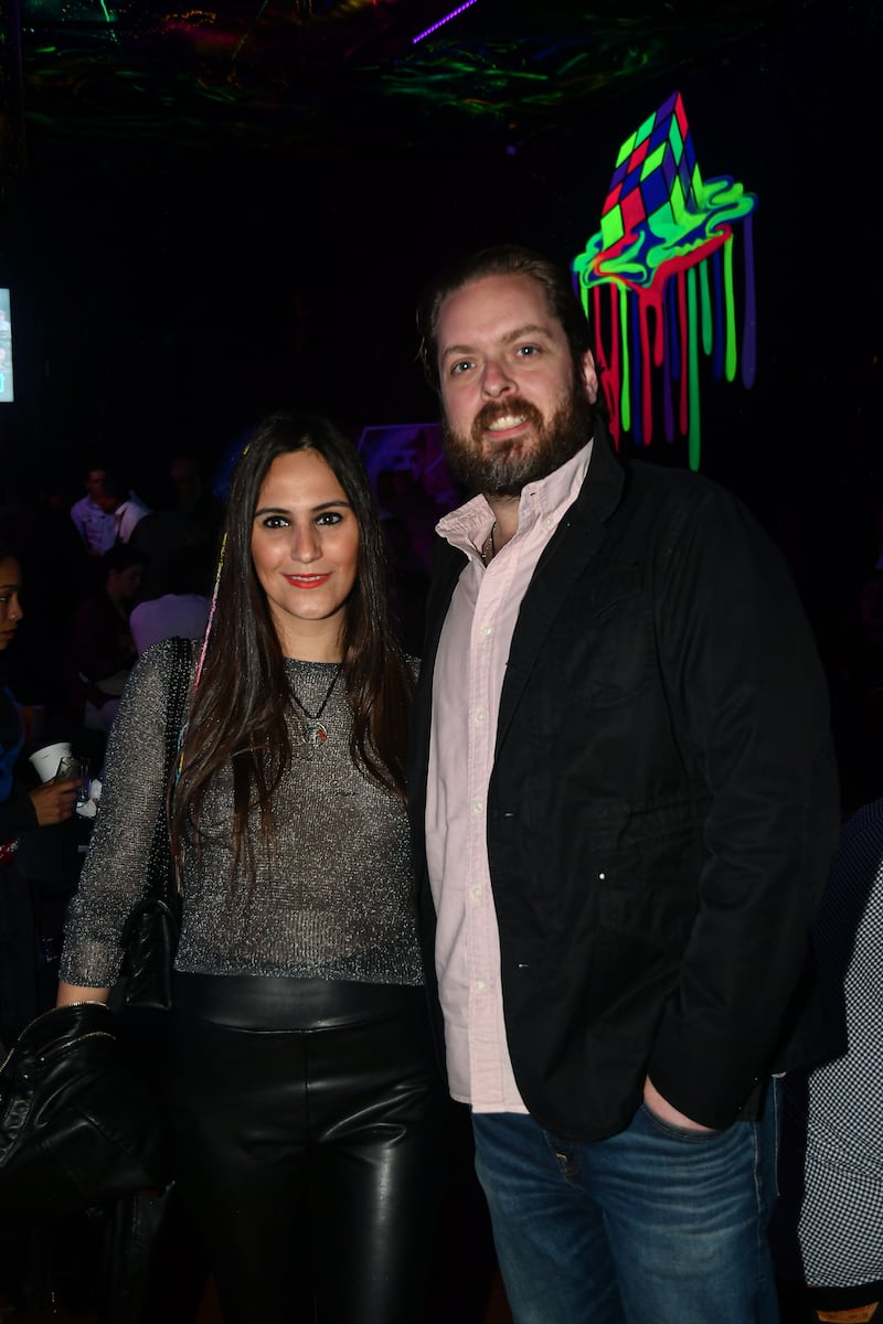 La espera terminó, ‘Neón Discoteque’ abrió sus puertas para transportar al público a una experiencia retro llena de nostalgia, en compañía de música de la década de los 70’s, 80’s y 90’s.