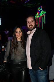 La espera terminó, ‘Neón Discoteque’ abrió sus puertas para transportar al público a una experiencia retro llena de nostalgia, en compañía de música de la década de los 70’s, 80’s y 90’s.