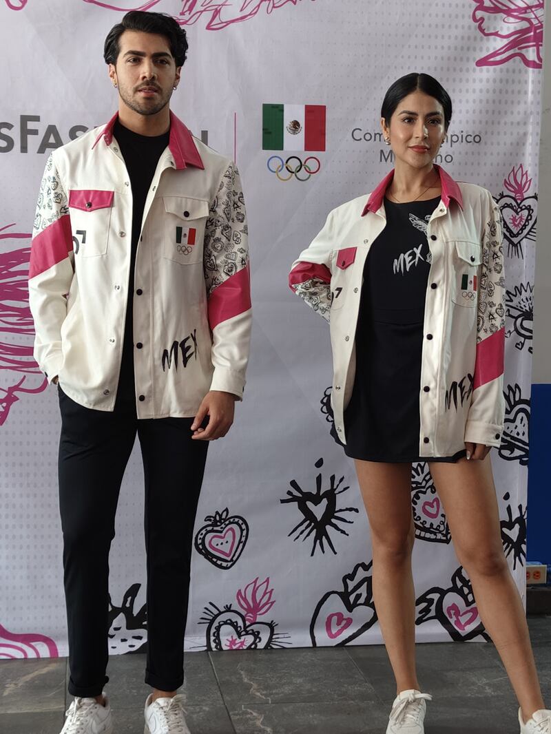 El atuendo de los atletas olímpicos está inspirado en el Ángel de la Independencia e integra el tono rosa mexicano con detalles artesanales que fusionan tradición y vanguardia en la moda deportiva