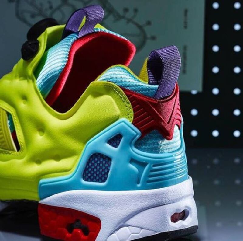Tres pares de sneakers que le darán color a tu forma de caminar
