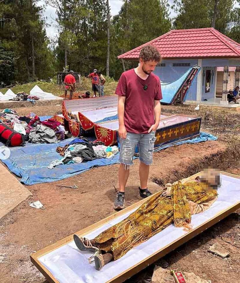 Luisito Comunica graba ritual donde desentierran a los muertos