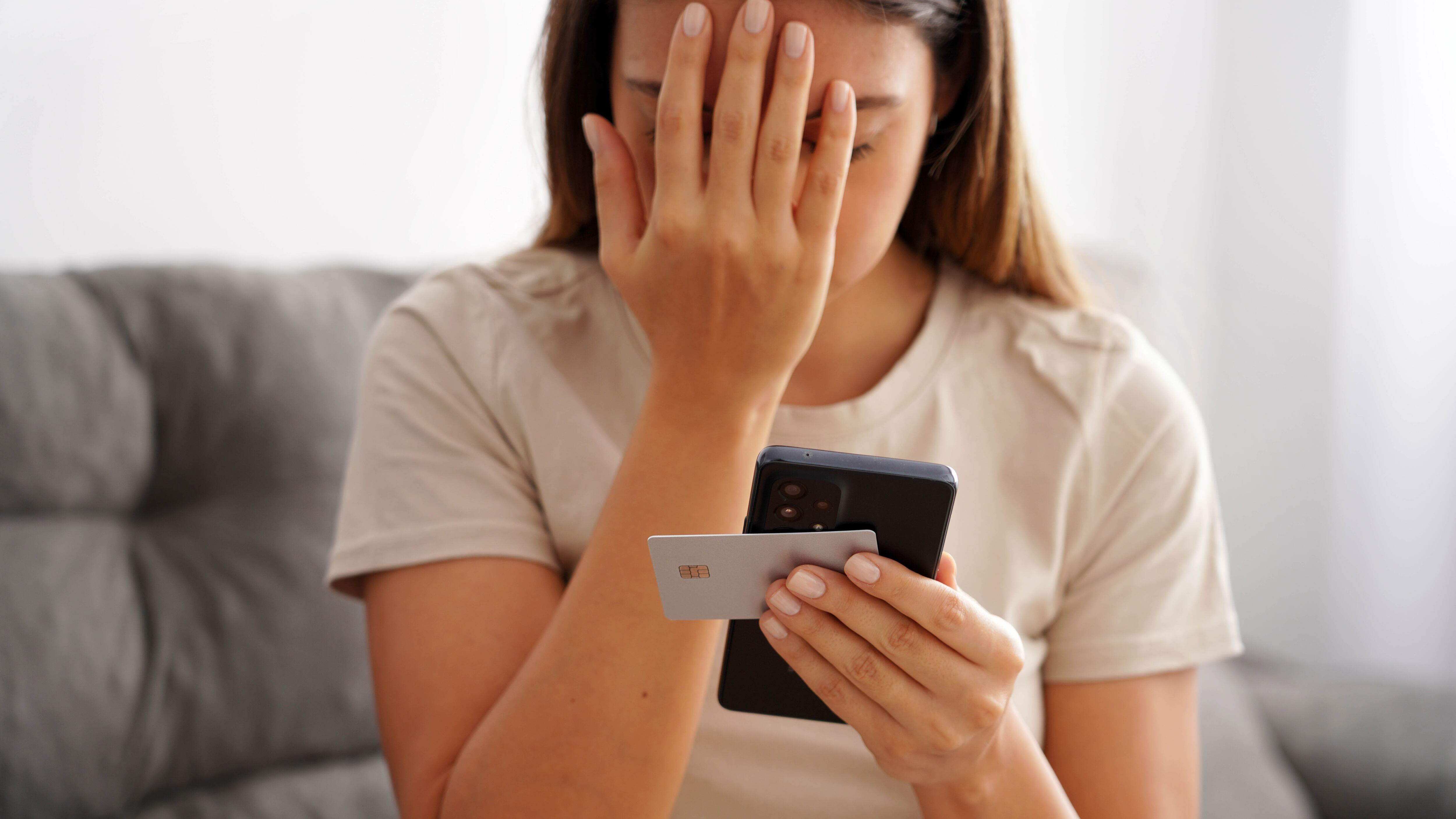 Protege tus datos personales y bancarios, compra en sitios certificados y con sistemas de seguridad y no pierdas de vista tu tarjeta de crédito o débito.