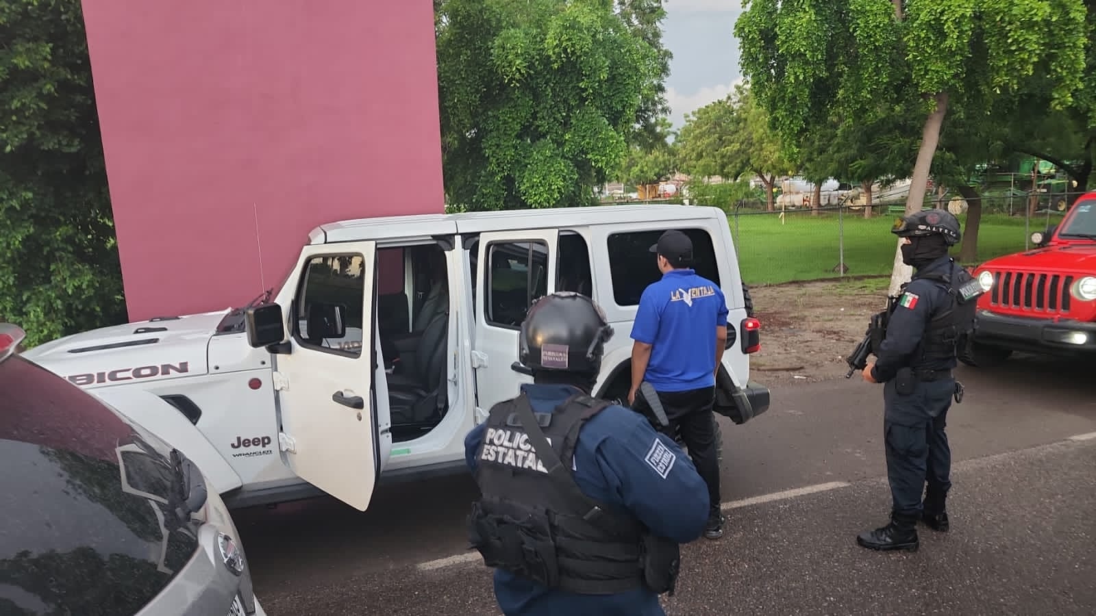 Integrantes del grupo La Ventaja fueron detenidos por elementos de la Policía Estatal de Sinaloa mientras grababan su video "El de Navolato".