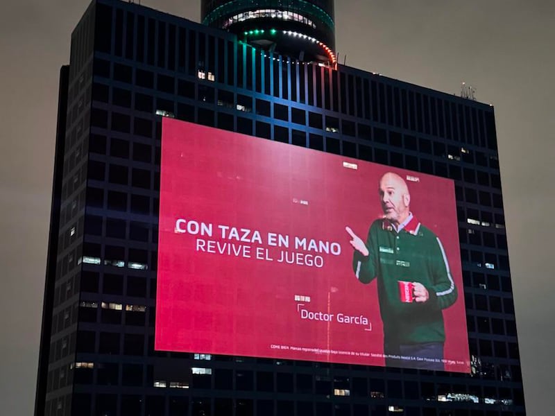 Intervención visual de la campaña “Tercer Tiempo NESCAFÉ” en un edificio de la Ciudad de México