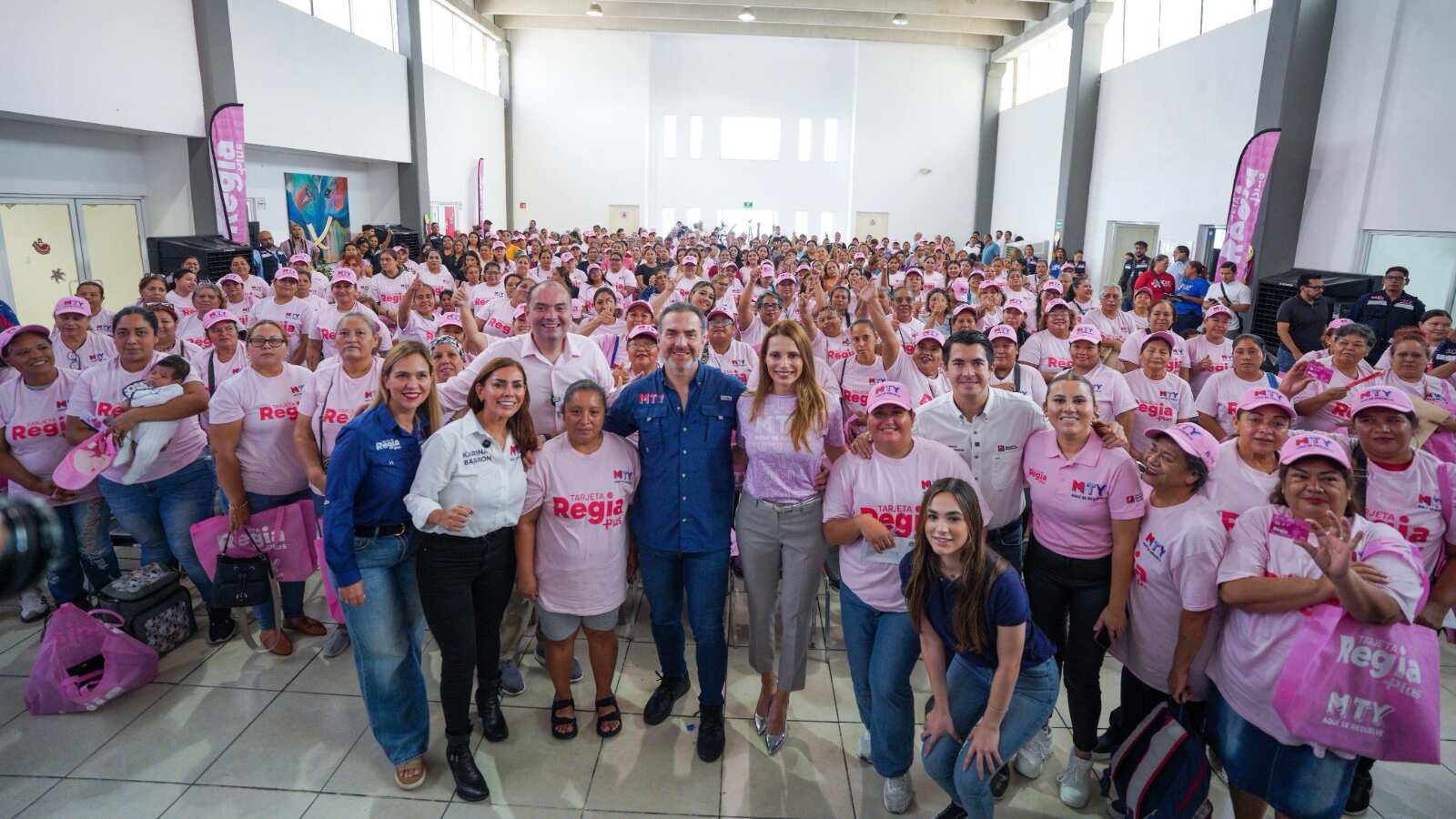 El alcalde comenzó con la entrega simbólica de más de 45 mil plásticos.