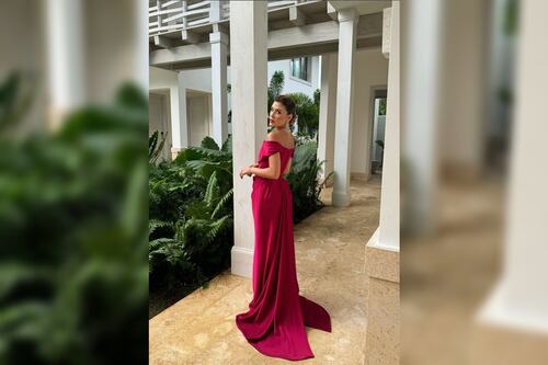¿Rojo intenso o tonos burdeos? Michelle Salas deslumbra a sus seguidores con este vestido que genera debates por su color