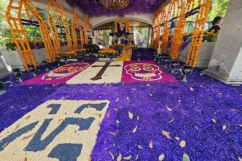 Fans mantienen la tradición de visitar la tumba de Vicente Fernández cada Día de Muertos