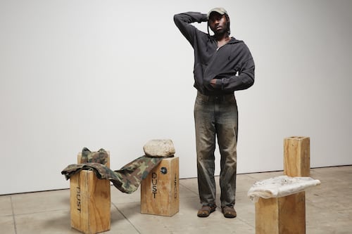 Dev Hynes traduce la tensión entre lo crudo y lo pulido en su campaña de moda Primavera/Verano 2026