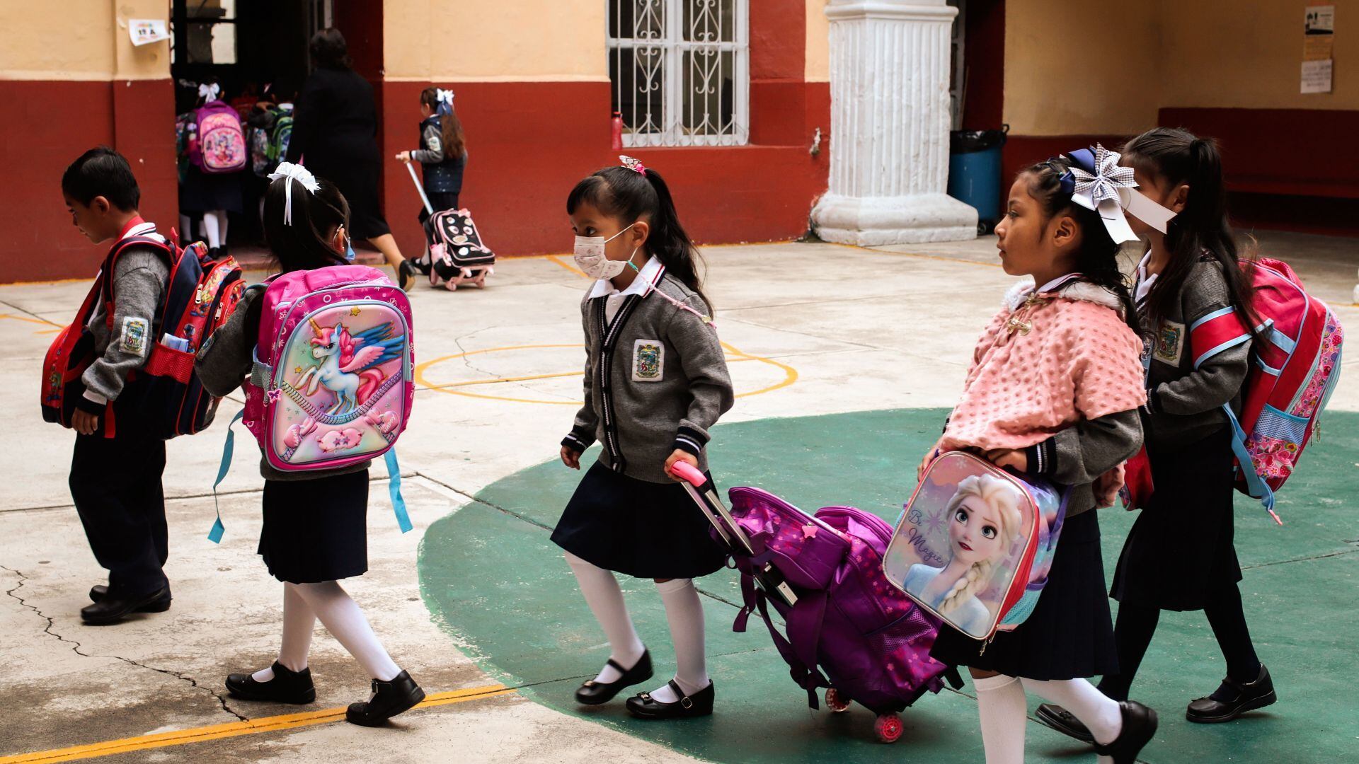 Más de 29 millones de alumnos regresaron a clases este lunes. (Cuartoscuro)