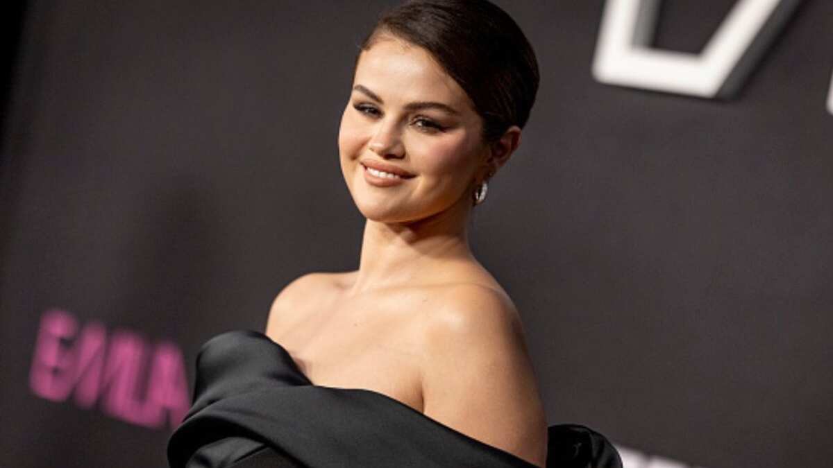 "¿Qué le pasa en los brazos?": Selena Gomez brilla en alfombra roja, pero este detalle en su look causó revuelo en redes